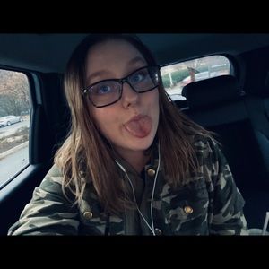 Meet your Posher, Kayla